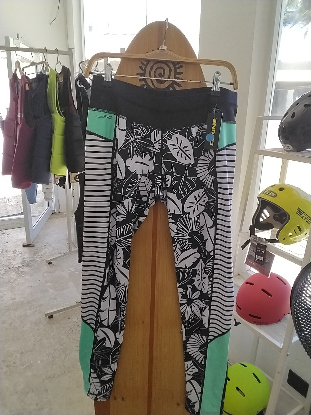 Women's persuasive surf