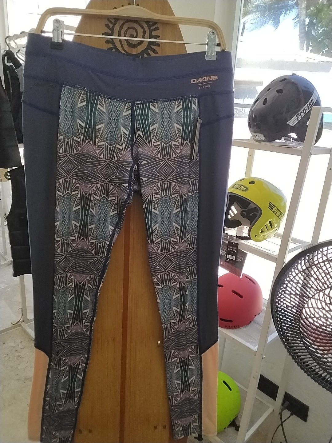 Women's persuasive surf